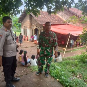 Personil Polsek Mancak Polres Cilegon Melaksanakan Takjiah kepada Keluarga Korban Tenggelam yang Mengakibatkan Meninggal Dunia