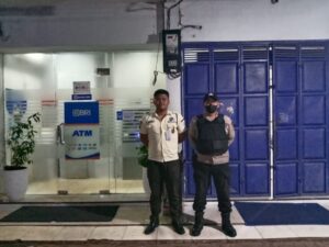Menjaga Kamtibmas Anggota Polsek warunggunung salahsatunya Menyambangi Satpam Bank BRI Unit Sampay