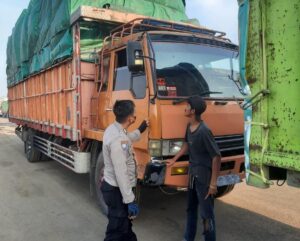 Anggota Polsek KSKP Banten Lakukan Pengecekan Muatan Kendaraan di Pelabuhan