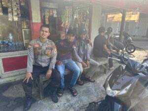 Kanit Binmas Polsek Cilograng Bripka Agus Hendriyana S.H melaksanakan giat sambang dan silaturhmi membangun sinergitas bersama tukang ojeg pangkalan Kp.Simpang Ciawi Desa Gunungbatu Kec.Cilograng Kab.Lebak