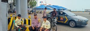 Personel Polsek Kskp Merak Polres Cilegon Polda Banten Sambangi Pekerja di Pelabuhan Merak