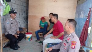 Anggota Polsek Rangkasbitung Polres Lebak Giat Patroli Dialogis Dan Sambangi Warga Desa Mekarsari
