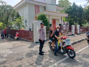 Anggota Polsek Rangkasbitung Polres Lebak Giat Patroli Ke Gereja Pasundan Rangkasbitung