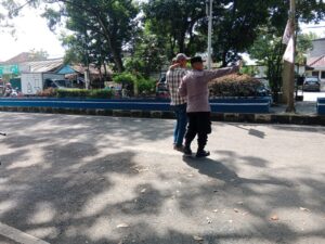 Anggota Polsek Rangkasbitung Polres Lebak Sebrangkan Para Jemaat Depan Gereja Santa Maria Tak Bernoda
