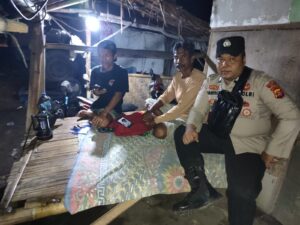 Anggota Polsek Rangkasbitung Polres Lebak Temui Warga Di Pos Ronda