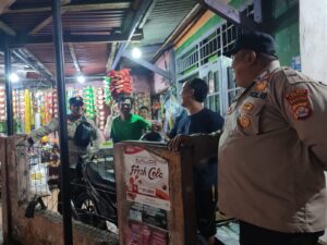 Anggota Polsek Rangkasbitung Polres Lebak Patroli Malam Sampaikan Pesan Kamtibmas Ke Warga