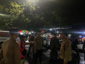 Kapolsek Rangkasbitung Polres Lebak Temui Petugas Parkir di Alun-Alun Rangkasbitung