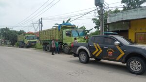 Anggota Patroli Polsek Rangkasbitung Sampaikan Pesan Kamtibmas Ke Sopir Truk Tanah