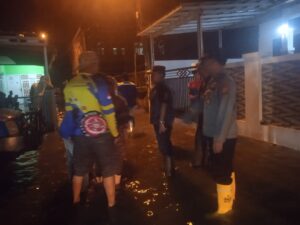 Kapolsek Rangkasbitung Polres Lebak Bersama Camat Rangkasbitung Monitoring Banjir Di Kampung Sentral