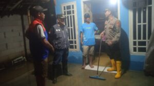 Kapolsek Rangkasbitung Polres Lebak Sambangi Warga Sampaikan Pesan Kamtibmas Di Kampung Sentral