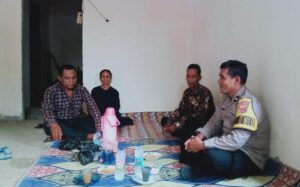 Dengan Menjalin Tali Silaturahmi dengan para Sesepuh, Polsek Kresek kunjungi Tokoh Masyarakat di Desa