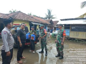 Sinergitas TNI POLRI Desa Gembong Bantu Pemberian Bantuan Paket Sembako dari BPBD Kab. Tangerang kepada Warga Masyarakat yang terdampak Banjir di Gembong