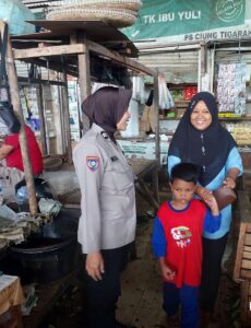 Polwan Satbinmas Sampaikan Himbauan Kamtibmas Kepada Ibu-ibu
