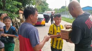 Kapolres Serang Berikan Bantuan Langsung Berupa Sembako dan Minuman Kepada Warga Korban Banjir