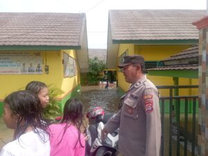 Bhabinkamtibmas Polres Serang Terjun Langsung Kelokasi Banjir ,Bantu Evakuasi Warga Korban Banjir