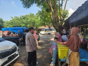 Giat Monitoring Pengunjung Wisata Religi Gunung Santri , Personel Polsek Bojonegara Polres Cilegon Polda Banten Pastikan Situasi Tetap Tertib Dan Kondusif