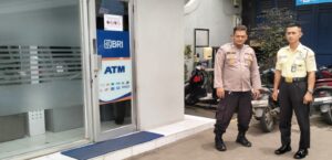 Personel Polsek Lemahabang Sosialisasikan Layanan Call Center 110 Kepada Satpam Kantor Perbankan
