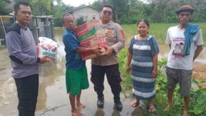 Polsek Kopo Polres Serang Menyerahkan Bantuan Dari Bapak Kapolres Serang Kepada Korban Bencana Banjir