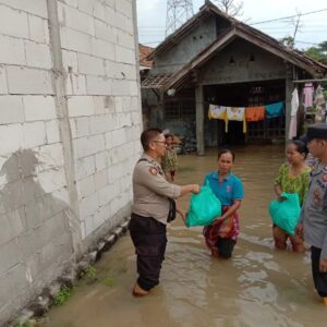Polsek Cikande Salurkan Bantuan Sosial Kapolres Serang Kepada Warga Terdampak Banjir di Kecamatan Cikande