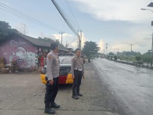 Polres Karawang, Sore Hari Patroli Polsek Kotabaru Lakukan Strong Point di Jalur Pantura
