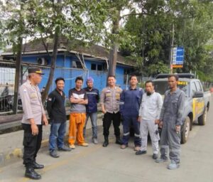 Personil Polsek KSKP Banten Polres Cilegon Polda Banten Bincang bersama Pekerja/Buruh di Pelabuhan