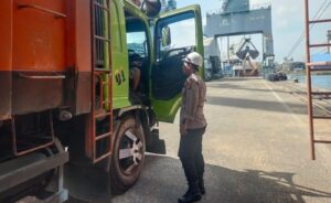 Anggota Polsek KSKP Banten Lakukan Pengecekan Muatan Kendaraan di Pelabuhan