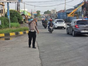 Atur lalin di pertigaan simpang GEREM bawah oleh Personil Polsek Pulomerak