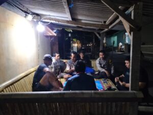 Cipta kondisi aman !!! Bhabinkamtibmas cek petugas jaga malam di wilayahnya