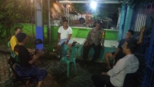 Bhabinkamtibmas Polsek Cilegon Polres Cilegon patroli lingkungan warga jalin komunikasi