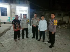 Babinkamtibmas Polsek Cilegon ngobrol bersama sesepuh juga warganya