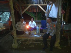 Anggota Polsek Rangkasbitung Polres Lebak Patroli Dialogis Temui Warga Di Pos Ronda