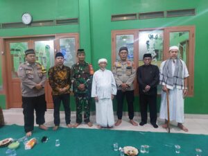 Mempererat Hubungan Tali Silaturahmi, Waka Polsek Pasar Kemis Hadiri Halal Bihalal yang Digelar Warga Perum Villa Regency Blok AC