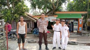 Bhabinkamtibmas Polsek Rangkasbitung Polres Lebak Sambangi Warga Kampung Cinumpi