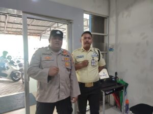 Bhabinkamtibmas Polsek Rangkasbitung Polres Lebak Sapa Satpam Di Kantor FIF Rangkasbitung