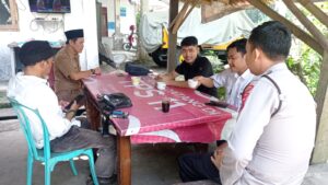 Bhabinkamtibmas Polsek Rangkasbitung Polres Lebak Ngopi Bareng Bersama Kades Kalanganyar