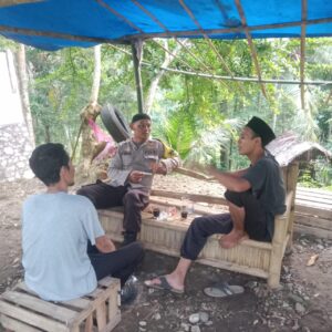 Bhabinkamtibmas Polsek Cinangka Menjalalin silaturahmi kepada warganya