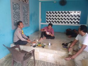 Anggota Polsek Cinangka sambang dan bincang bersama Tokoh Masyarakat