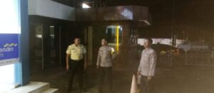 Personil Samapta Polsek Purwakarta Polres Cilegon Patroli Dialogis dengan satpam Bank Mandiri