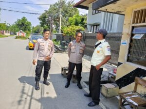 Polres Karawang, Bhabinkamtibmas Sambangi Mitra Keamanan Perumahan