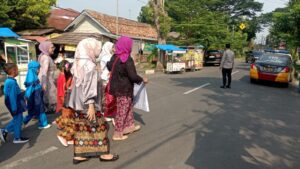 Anggota Polsek Rangkasbitung Polres Lebak Gatur Lalin Di Jalan Letnan Muharam