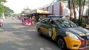 Anggota Polsek Rangkasbitung Polres Lebak Melaksanakan Pengawalan Gerak Jalan TK Bhayangkari 03 Lebak