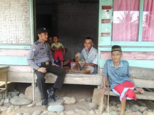 Bhabinkamtibmas Polsek Bojongmanik Polres Lebak Sambangi warga di Desa Binaan