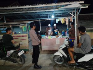 Personil Polsek Bojongmanik Polres Lebak Patroli Sambangi Para Pedagang