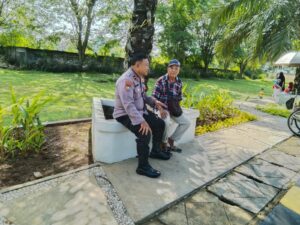Ngobrol Santai, Upaya Kanit Binmas dan Bhabinkamtibmas Polsek Bojonegara Polres Cilegon Dekatkan Diri Dengan masyarakat