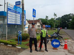 Bhabinkamtibmas Patroli Dialogis dengan Satpam PT.KSP dan sampaikan himbauan kamtibmas