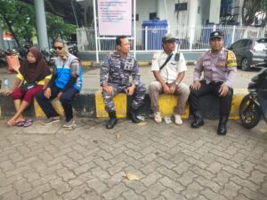 Anggota Polsek Kskp Merak Polres Cilegon Polda Banten Sambangi Pekerja di Pelabuhan Merak .