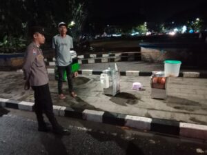 Anggota Polsek Rangkasbitung Polres Lebak Patroli Dialogis Temui Pedagang Di Alun Alun Rangkasbitung