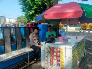 Bhabinkamtibmas Polsek Rangkasbitung Polres Lebak Temui Pedagang Kopi