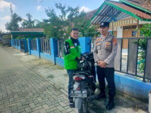Bhabinkamtibmas Polsek Rangkasbitung Polres Lebak Sambangi Ke Pengemudi Ojol Di Jalan RT.Hardiwinangun