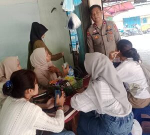 Bhabinkamtibmas Polsek Rangkasbitung Polres Lebak Temui Warga Di Rumah Makan Pasar Rangkasbitung